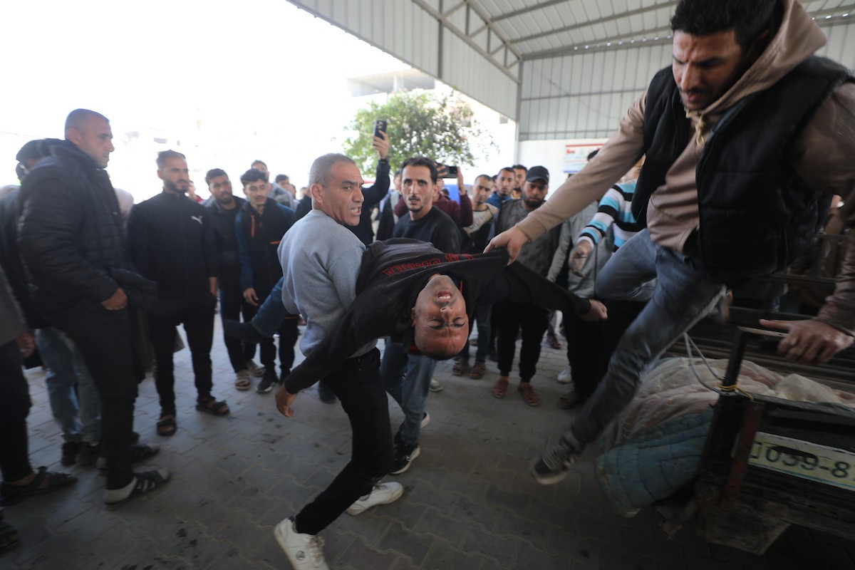 تُنقل جثث الضحايا إلى مستشفى الشفاء بعد هجوم إسرائيلي على مركز شرطة الشيخ رضوان، رغم وقف إطلاق النار في مدينة غزة، بتاريخ 31 يناير/كانون الثاني 2026. وألحق الهجوم على حي الشيخ رضوان غرب مدينة غزة أضرارًا جسيمة بالمباني والمركبات المجاورة. (صورة: عمر أشتوي)