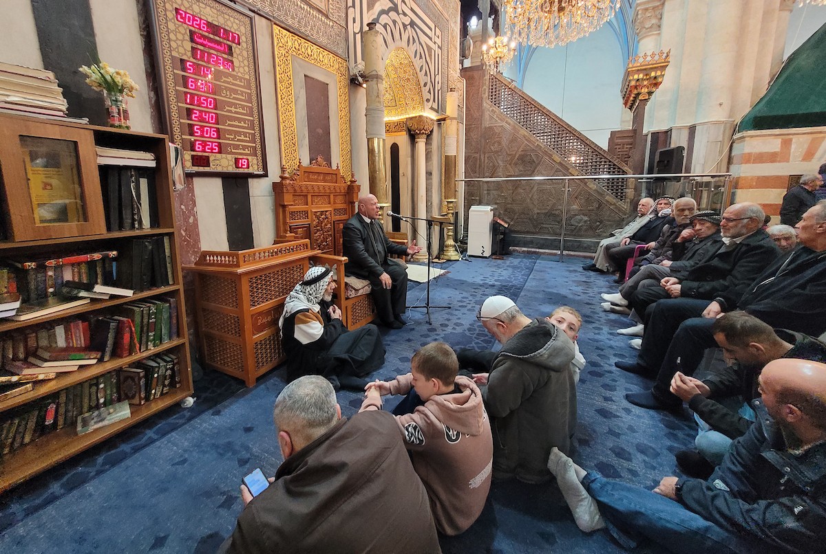 تجمّع فلسطينيون في الحرم الإبراهيمي بالخليل، الضفة الغربية، لإحياء ذكرى الإسراء والمعراج، رغم القيود الإسرائيلية وحظر الصلاة داخل المسجد، في 17 يناير/كانون الثاني 2026. (صورة: مأمون وزواز)