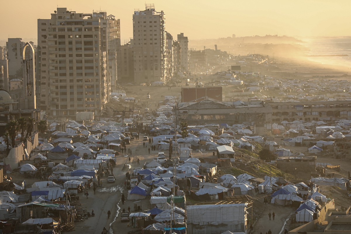 مشاهد عامة لخيام النازحين على شاطئ مدينة غزة. يعاني النازحون معاناة مضاعفة من ويلات النزاع وقسوة الأحوال الجوية، إذ لا توفر الخيام أي حماية من برد الشتاء القارس والأمطار الغزيرة، 3 يناير/كانون الثاني 2026. تصوير: عمر أشتوي