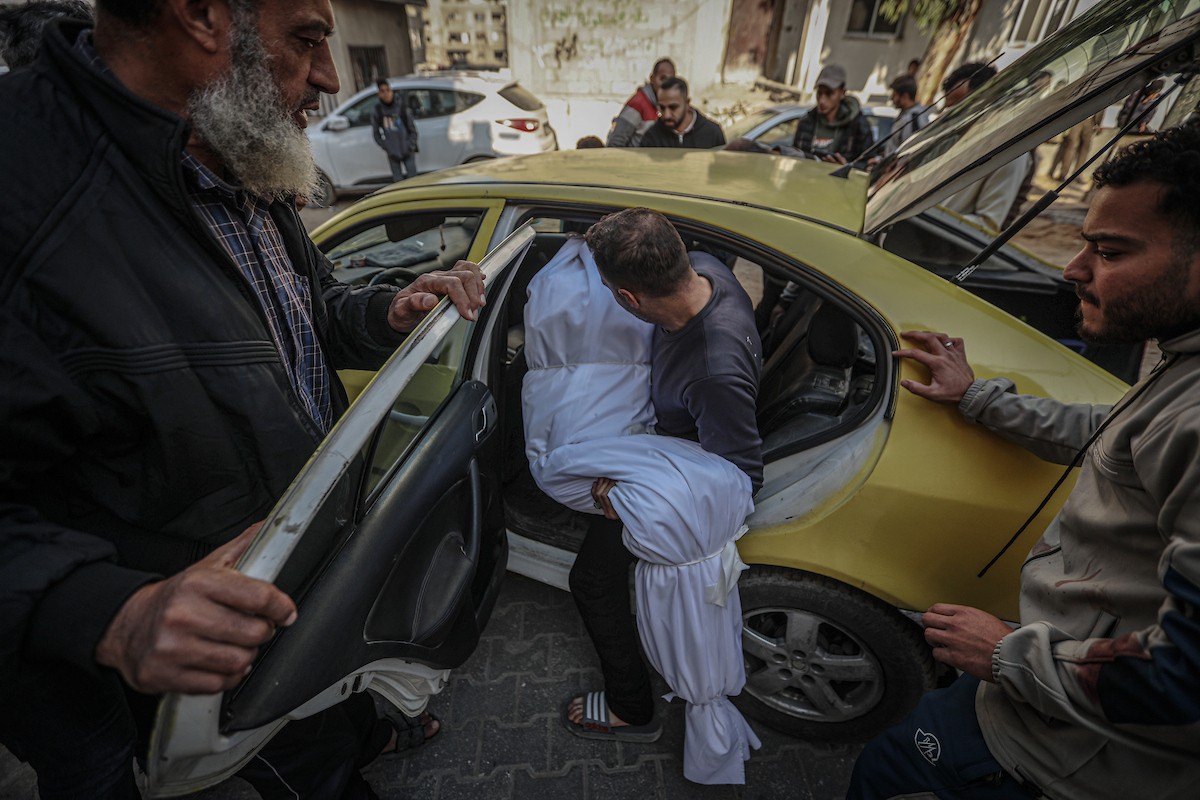 نُقل جثمان الطفلة الفلسطينية همسة حوسو، البالغة من العمر 12 عامًا، والتي قُتلت بنيران إسرائيلية في جباليا، إلى مستشفى الشفاء في مدينة غزة يوم الخميس 8 يناير/كانون الثاني 2026. (صورة: عمر أشتوي)