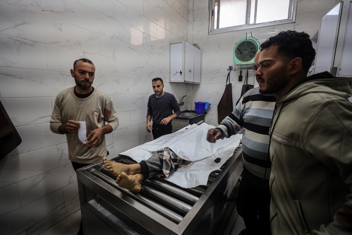 نُقل جثمان الطفلة الفلسطينية همسة حوسو، البالغة من العمر 12 عامًا، والتي قُتلت بنيران إسرائيلية في جباليا، إلى مستشفى الشفاء في مدينة غزة يوم الخميس 8 يناير/كانون الثاني 2026. (صورة: عمر أشتوي)