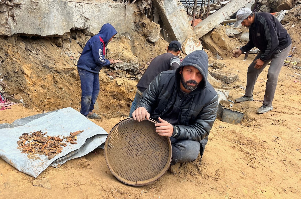 على مدى 160 يومًا، استخدم الفلسطيني اسماعيل ابو حماد، البالغ من العمر 45 عامًا، مجرفة وفأسًا ومنخلًا في محاولة للعثور على رفات عائلته بعد أن فقد زوجته وأطفاله الستة في هجوم إسرائيلي على حي الصبرة بمدينة غزة ، 19 يناير/كانون الثاني 2026. (صورة: مطر الزاق)