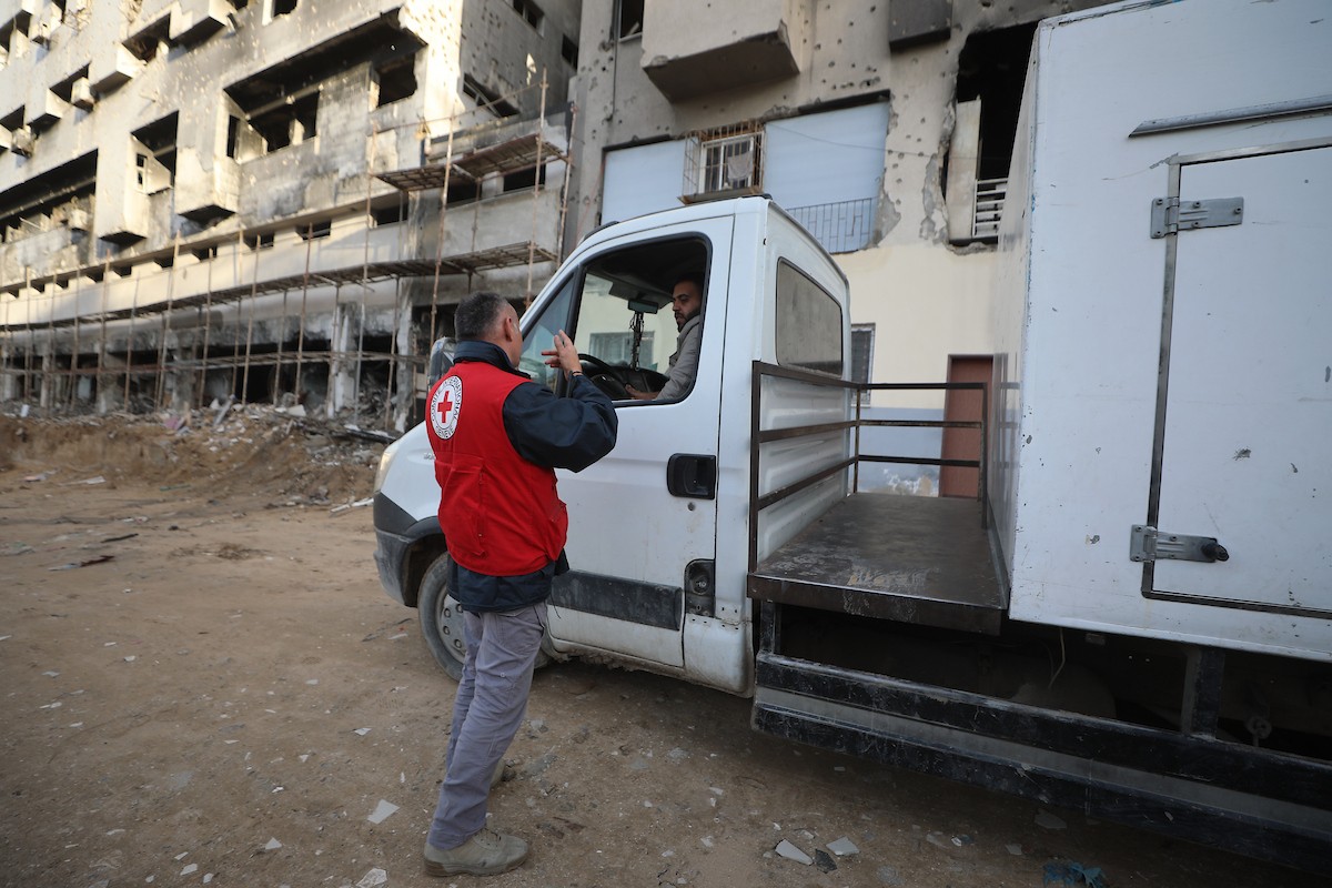 وصول 15 جثة لفلسطينيين سلمتها إسرائيل عبر اللجنة الدولية للصليب الأحمر إلى مجمع الشفاء الطبي في مدينة غزة، 29 يناير/كانون الثاني 2026. تصوير: عمر أشتوي