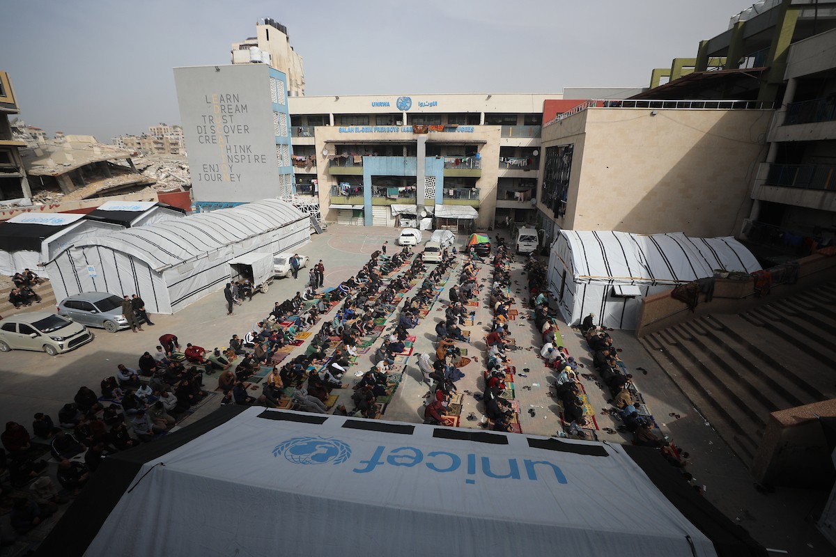 يؤدي الفلسطينيون صلاة الجمعة داخل مدرسة تابعة لوكالة الأونروا، حُوِّلت إلى ملجأ بعد نزوح عائلات منها جراء الهجمات الإسرائيلية منذ 7 أكتوبر/تشرين الأول 2023، في مدينة غزة. 30 يناير/كانون الثاني 2026. صورة: عمر أشتوي