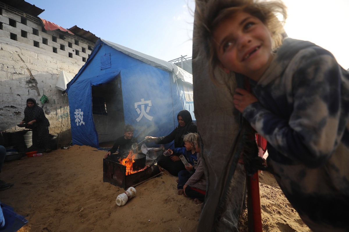 كفاح صبح (38 عامًا) فلسطينية، تكافح لإعالة أسرتها داخل خيمة ممزقة في مدينة غزة، وسط ظروف معيشية قاسية ونقص شبه تام في الضروريات الأساسية. 29 يناير/كانون الثاني 2026. تصوير: عمر أشتوي