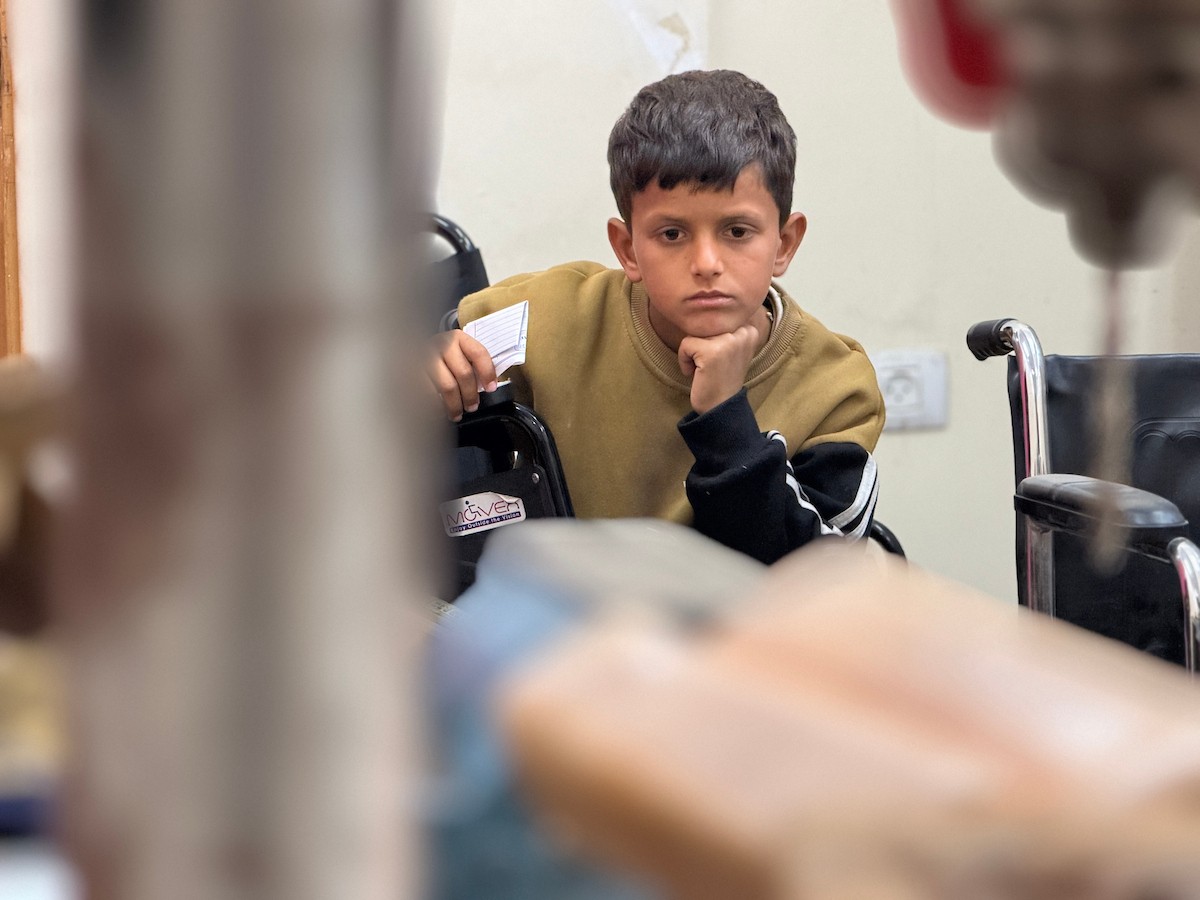 الفلسطيني رمزي الفجم يصلح كراسي متحركة لجرحى قطاع غزة متحديا إعاقته الشخصية ونقص المعدات الطبية ، خان يونس، جنوب قطاع غزة، 20 يناير/كانون الثاني 2026 تصوير: محمد سلامة / وكالة الأنباء الفلسطينية (APA Images)