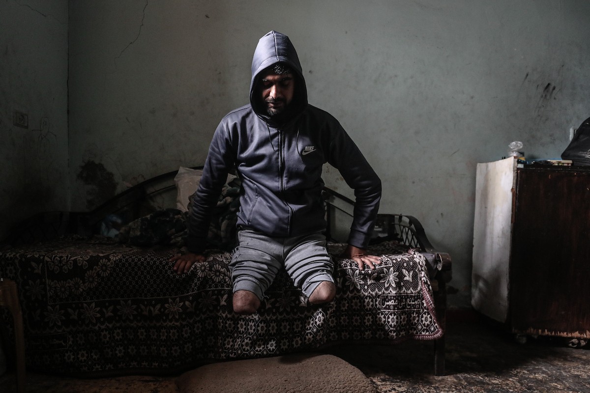  المعلّم سعيد خليل عزم (33 عامًا) أُصيب بجروح بالغة أدّت إلى بتر قدميه، جراء قصف إسرائيلي خلال الحرب على غزة، في مخيم البريج وسط القطاع،  يناير/كانون الثاني 2026. تصوير: معز صالحي