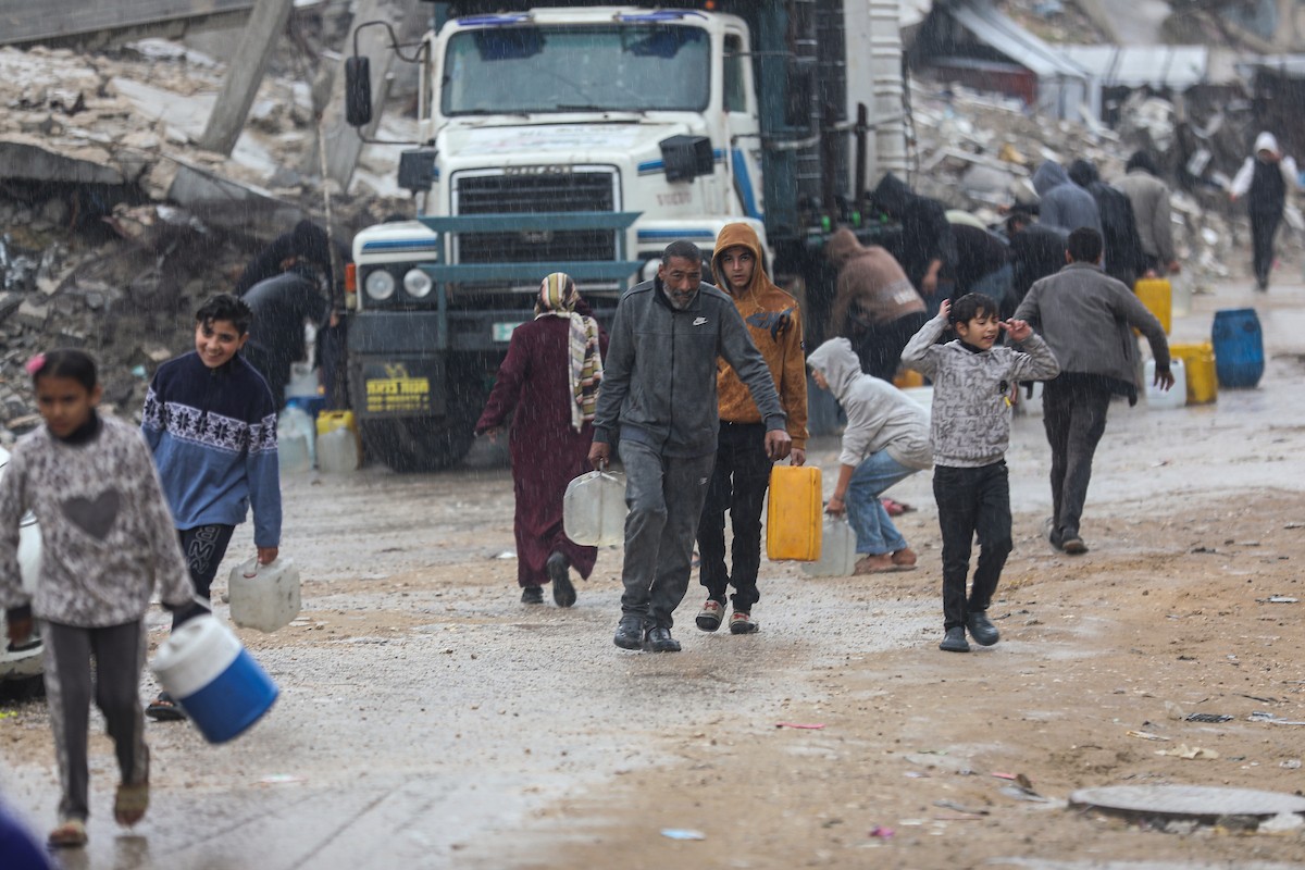 يواصل الفلسطينيون النازحون، الذين لجأوا إلى خيام مؤقتة ومدارس أو منازل متضررة بشدة، حياتهم وسط الأزمة الإنسانية المستمرة الناجمة عن الحصار الإسرائيلي في مخيم جباليا، شمال قطاع غزة، في 18 يناير/كانون الثاني 2026. صورة: عمر أشتوي