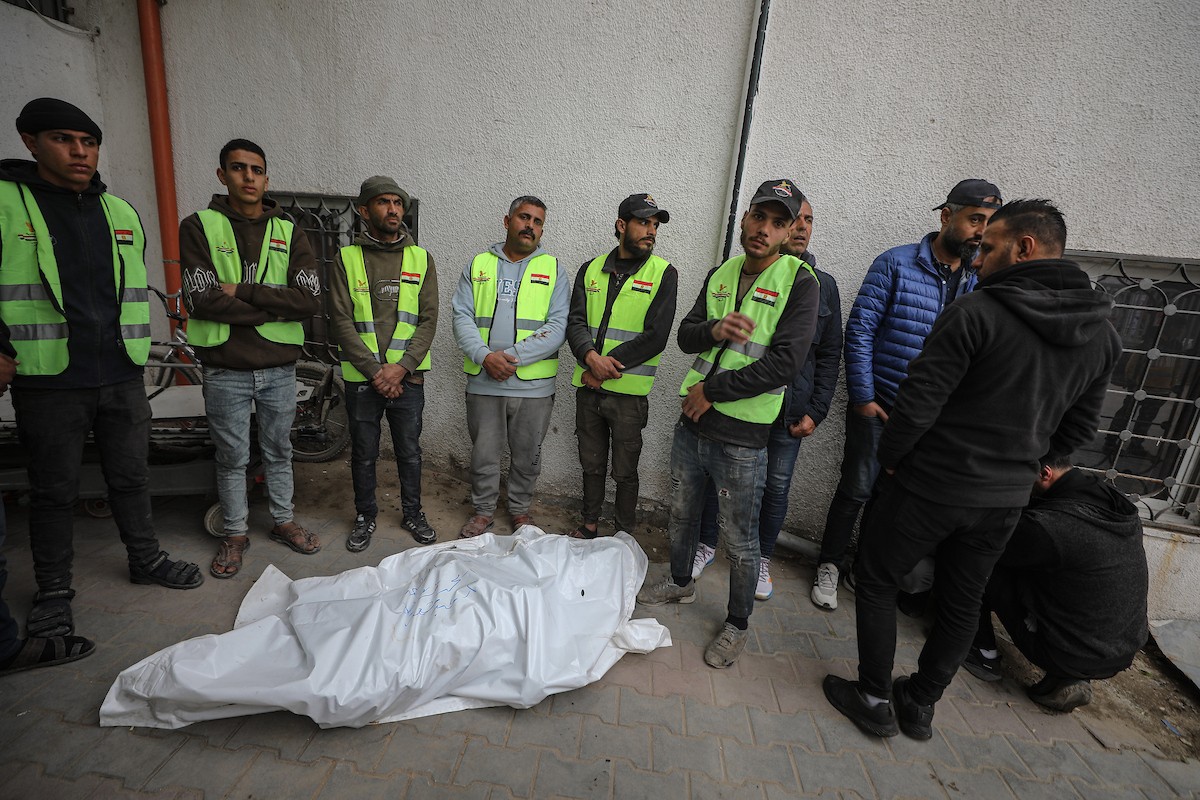 نُقل جثمانا صحفيين من مستشفى الشفاء في غزة إلى جنوب القطاع ليودعهما أهلهما. وقد قُتلا في هجوم إسرائيلي استهدف سيارة تابعة للجنة المصرية أثناء عملهما في منطقة الزهراء بوسط قطاع غزة. 21 يناير/كانون الثاني 2026. صورة: عمر أشتوي