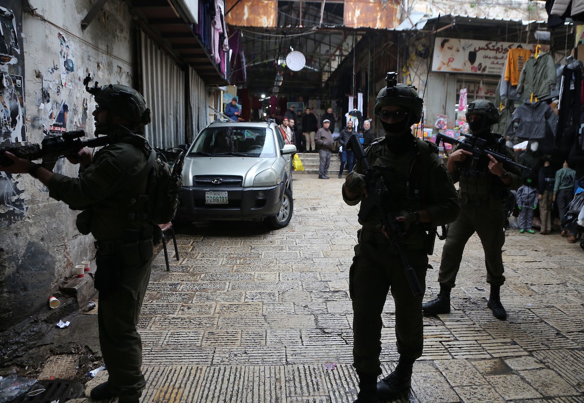 القوات الإسرائيلية تداهم عدد من المحال التجارية في السوق المركزي وتطلق النار تجاه بناية سكنية، وتوقف عدد من المواطنين في البلدة القديمة بمدينة نابلس، 1 يناير/كانون الثاني ٢٠٢٦. صورة: محمد ناصر