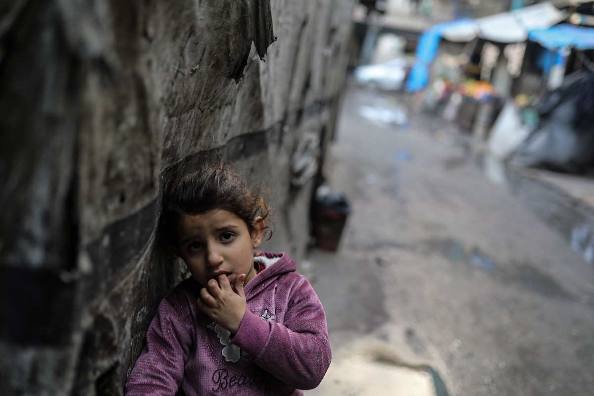 يعيش الفلسطينيون النازحون في خيام وملاجئ مؤقتة في مدارس الأونروا بعد أن دمرت الغارات الجوية الإسرائيلية منازلهم. وتمنعهم القيود التي يفرضها 