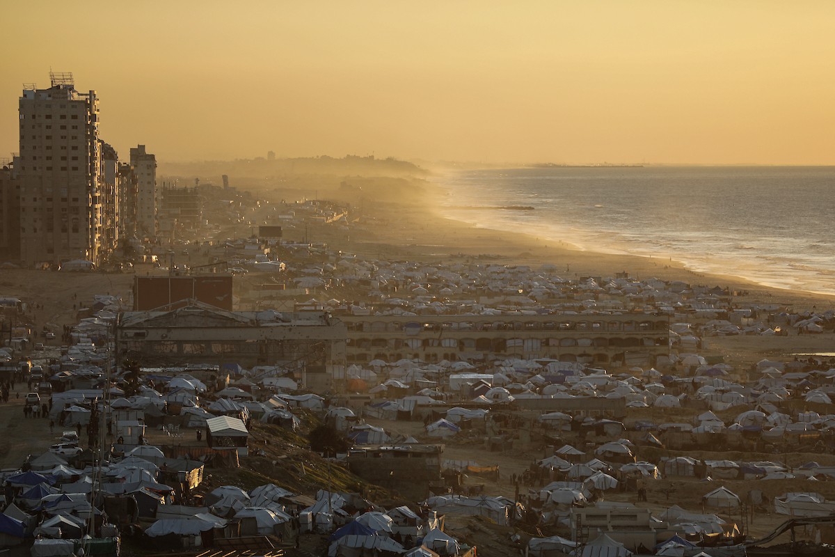 مشاهد عامة لخيام النازحين على شاطئ مدينة غزة. يعاني النازحون معاناة مضاعفة من ويلات النزاع وقسوة الأحوال الجوية، إذ لا توفر الخيام أي حماية من برد الشتاء القارس والأمطار الغزيرة، 3 يناير/كانون الثاني 2026. تصوير: عمر أشتوي