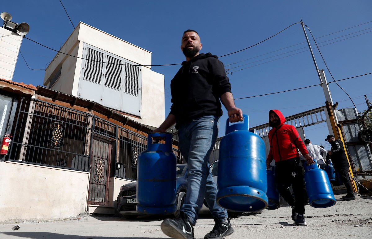 اصطفّ المواطنون في طوابير طويلة أمام محطات تعبئة الغاز في الخليل، وسط مخاوف من تفاقم أزمة نقص الغاز في الضفة الغربية،، 25 يناير/كانون الثاني 2026. صورة: مأمون وزواز