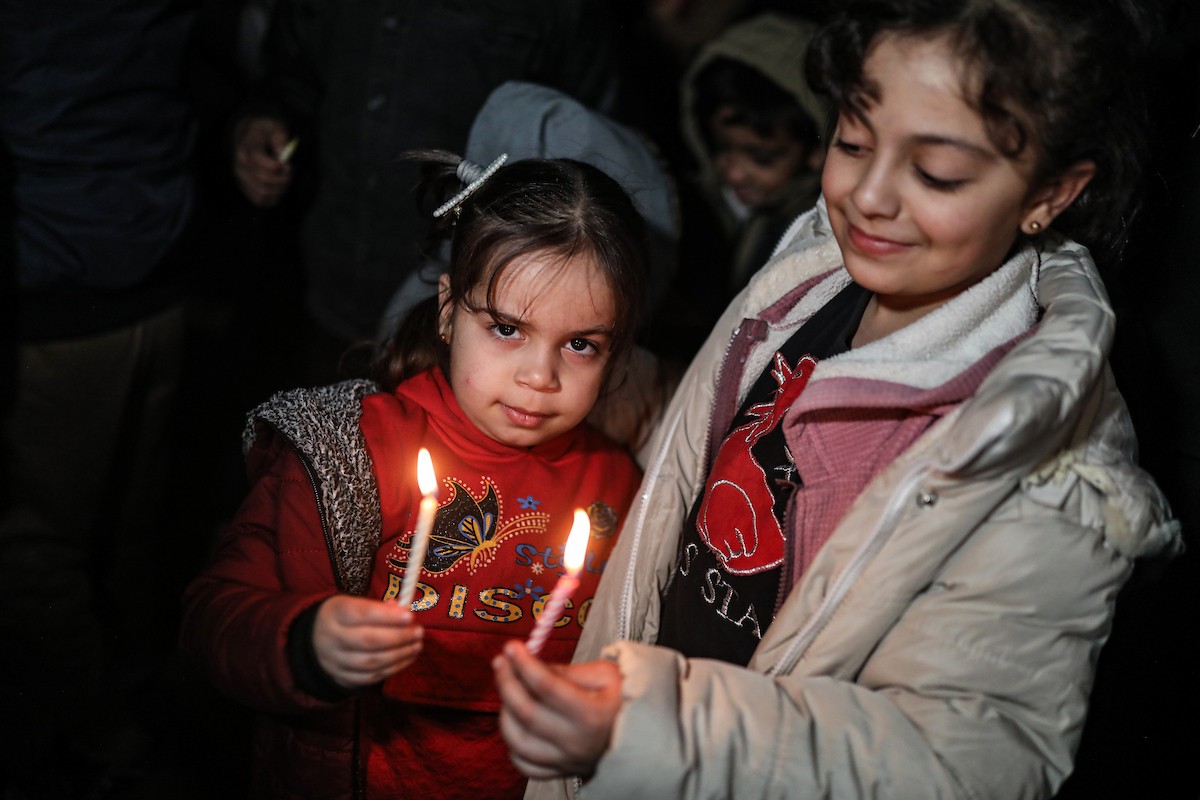 أطفال في وقفة احتجاجية في مخيم الشاطئ غرب مدينة غزة ليلة رأس السنة الميلادية 2026، 1 يناير/كانون الثاني 2026. تصوير: عمر أشتوي