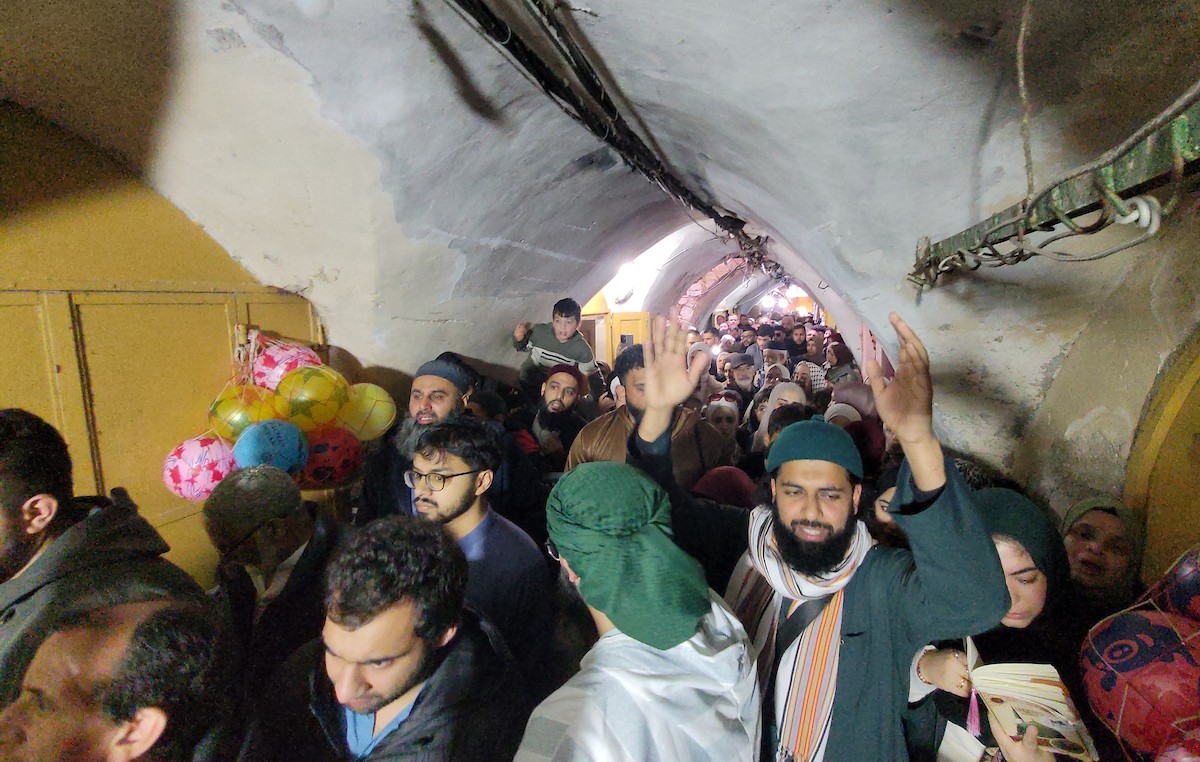 تجمّع فلسطينيون في الحرم الإبراهيمي بالخليل، الضفة الغربية، لإحياء ذكرى الإسراء والمعراج، رغم القيود الإسرائيلية وحظر الصلاة داخل المسجد، في 17 يناير/كانون الثاني 2026. (صورة: مأمون وزواز)