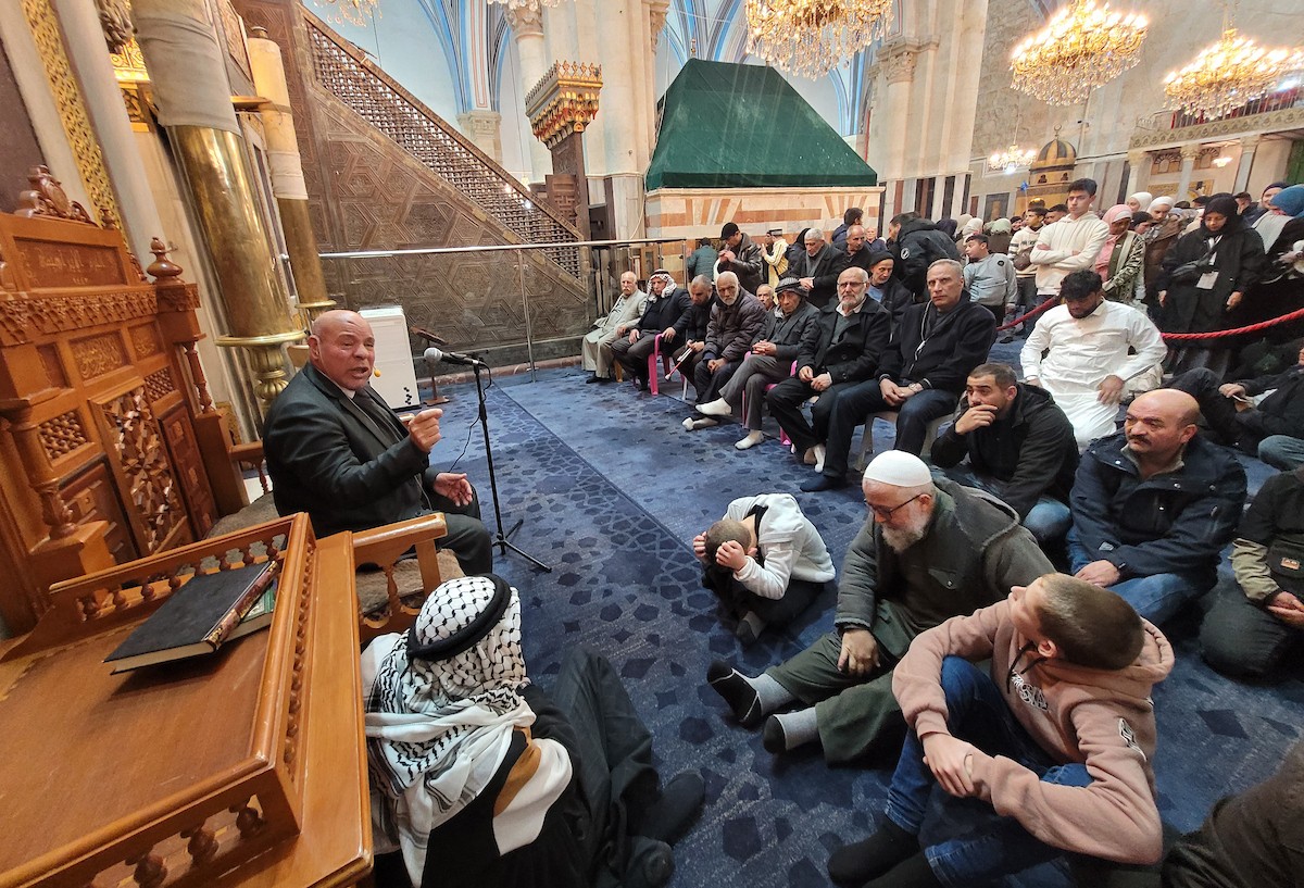 تجمّع فلسطينيون في الحرم الإبراهيمي بالخليل، الضفة الغربية، لإحياء ذكرى الإسراء والمعراج، رغم القيود الإسرائيلية وحظر الصلاة داخل المسجد، في 17 يناير/كانون الثاني 2026. (صورة: مأمون وزواز)