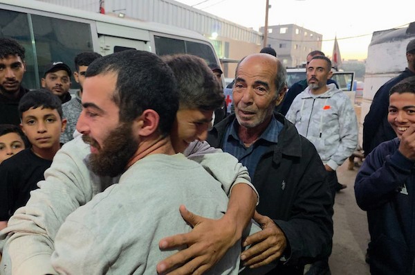 7 يناير/كانون الثاني 2026، نُقل أسرى فلسطينيون أفرج عنهم الجيش الإسرائيلي بواسطة مركبات تابعة للصليب الأحمر إلى مستشفى شهداء الأقصى لإجراء فحوصات طبية في دير البلح، وسط قطاع غزة. (صورة: أحمد إبراهيم)