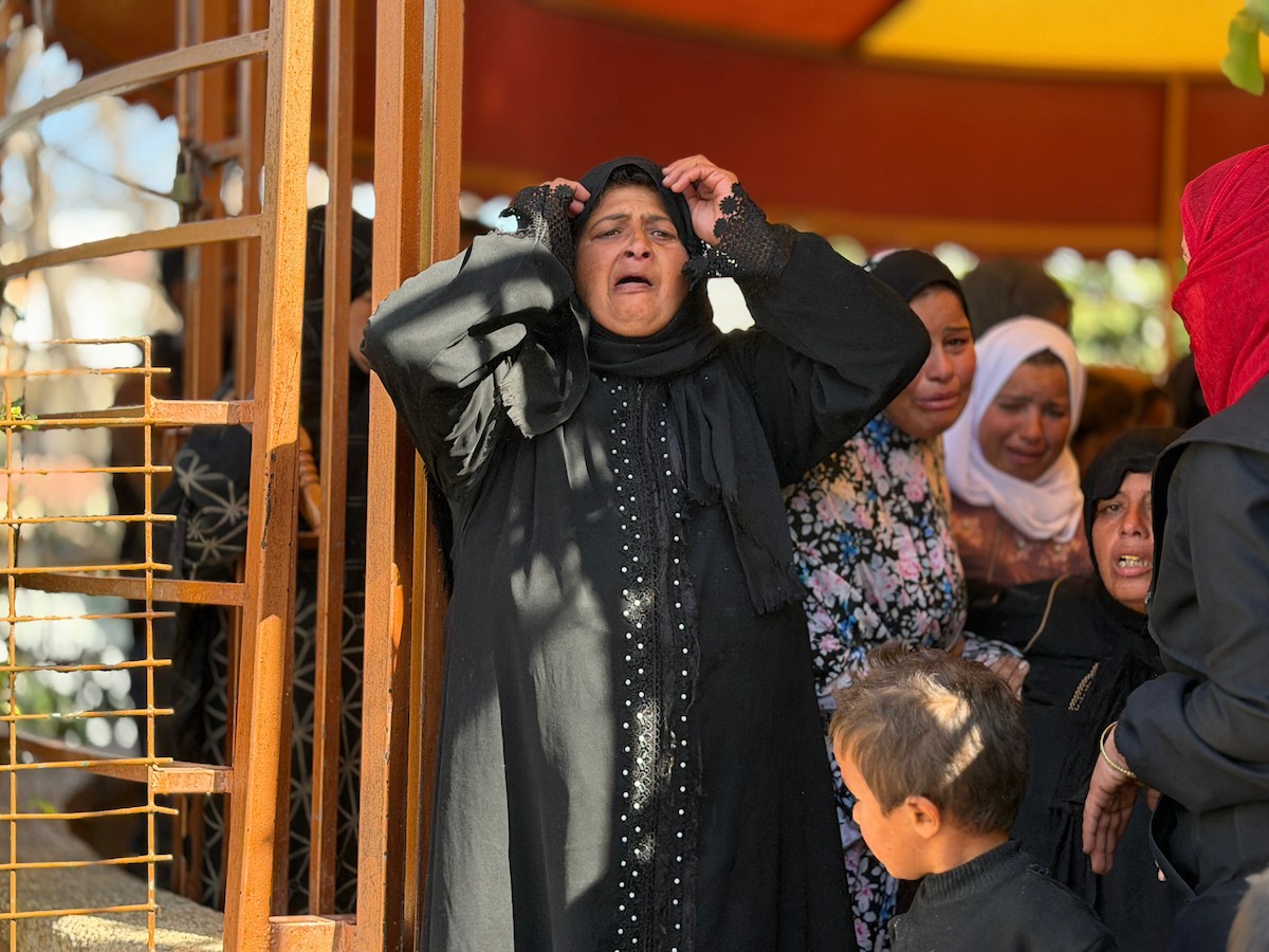 فلسطينيون يودعون جثمان أحمد بربخ، 32 عاماً، في مجمع ناصر الطبي بخان يونس، بعد أن استشهد برصاص القوات الإسرائيلية في وسط خان يونس، جنوب قطاع غزة. 29 يناير/كانون الثاني 2026. تصوير: محمد سلامة / (APA Images)