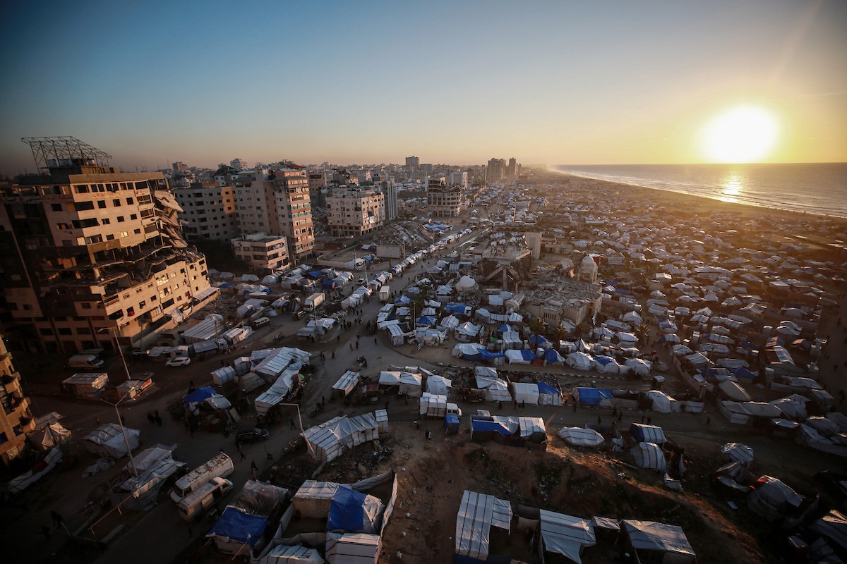 مشاهد عامة لخيام النازحين على شاطئ مدينة غزة. يعاني النازحون معاناة مضاعفة من ويلات النزاع وقسوة الأحوال الجوية، إذ لا توفر الخيام أي حماية من برد الشتاء القارس والأمطار الغزيرة، 3 يناير/كانون الثاني 2026. تصوير: عمر أشتوي