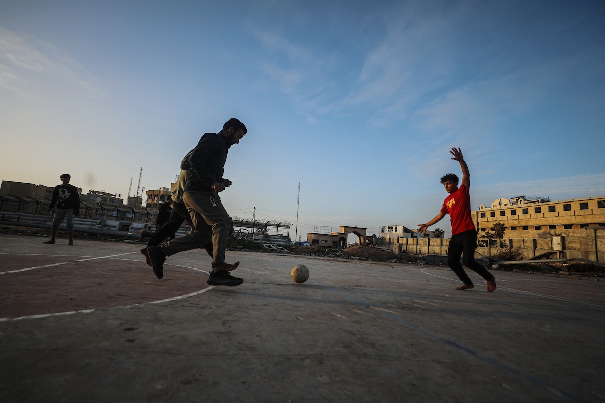   شبان فلسطينيون نازحون يلعبون كرة القدم في ملعب مدمر بمدينة غزة، في 10 يناير/كانون الثاني 2026. صورة: عمر أشتوي