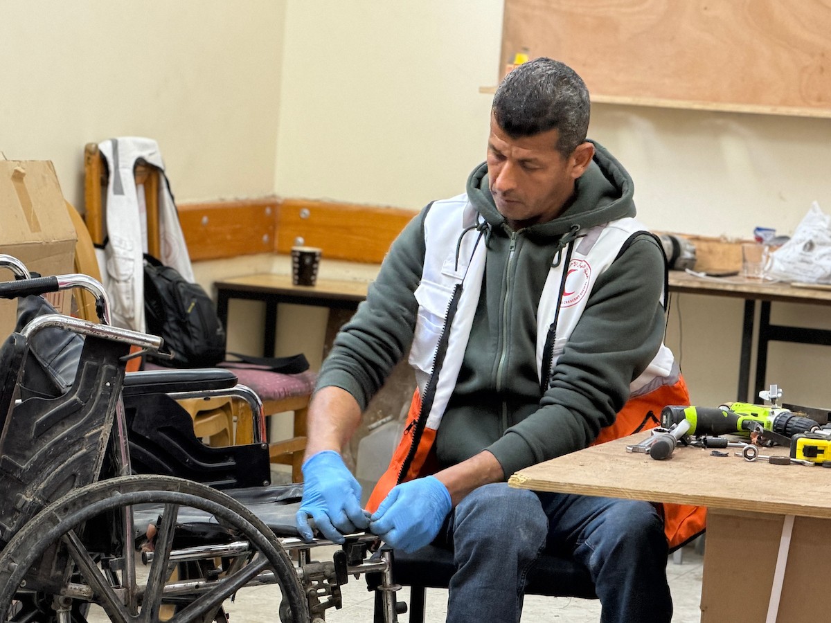 الفلسطيني رمزي الفجم يصلح كراسي متحركة لجرحى قطاع غزة متحديا إعاقته الشخصية ونقص المعدات الطبية ، خان يونس، جنوب قطاع غزة، 20 يناير/كانون الثاني 2026 تصوير: محمد سلامة / وكالة الأنباء الفلسطينية (APA Images)