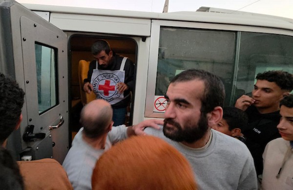 7 يناير/كانون الثاني 2026، نُقل أسرى فلسطينيون أفرج عنهم الجيش الإسرائيلي بواسطة مركبات تابعة للصليب الأحمر إلى مستشفى شهداء الأقصى لإجراء فحوصات طبية في دير البلح، وسط قطاع غزة. (صورة: أحمد إبراهيم)