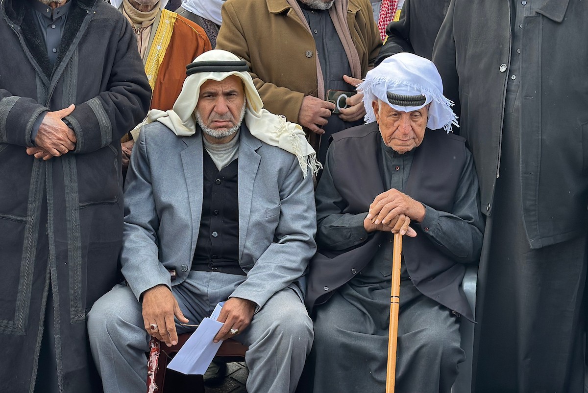  التجمع الوطني للقبائل والعشائر والعائلات الفلسطينية ينظم وقفة  في دير البلح دعمًا للجنة الوطنية الفلسطينية لإدارة قطاع غزة، ١٨ يناير/كانون ثاني ٢٠٢٦. صورة: أحمد إبراهيم