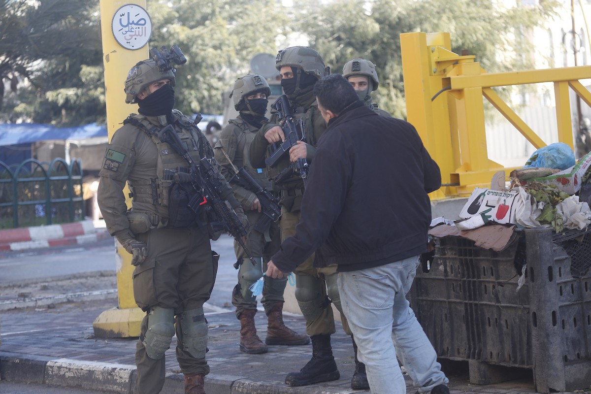 الجيش الإسرائيلي يشن عملية عسكرية واسعة النطاق في الخليل، جنوب الضفة الغربية، 19 يناير/كانون الثاني 2026. صورة: مأمون وزواز