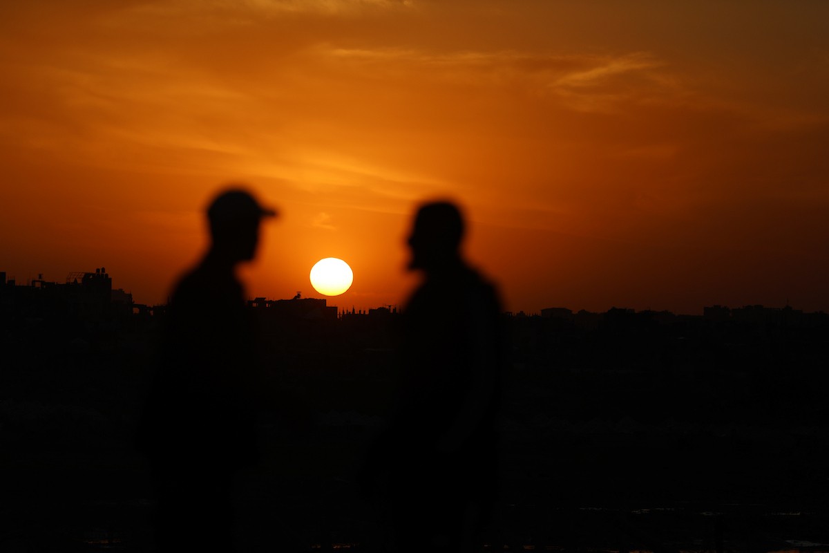 يمارس الفلسطينيون النازحون حياتهم اليومية في مخيم النصيرات بوسط قطاع غزة، في آخر يوم من عام 2025، في 31 ديسمبر/كانون الأول 2025، وسط ظروف إنسانية صعبة فرضها استمرار النزوح ونقص الاحتياجات الأساسية. صورة: رمزي أبو عامر