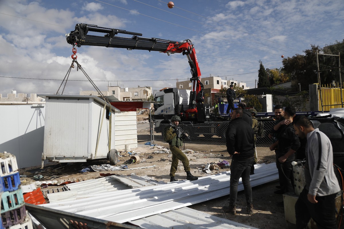 قوات إسرائيلية تهدم وتصادر عدد من المحلات التجارية المصنوعة من الكرفانات في السموع جنوب الخليل،31 ديسمبر/كانون الأول 2025. تصوير: مأمون وزواز