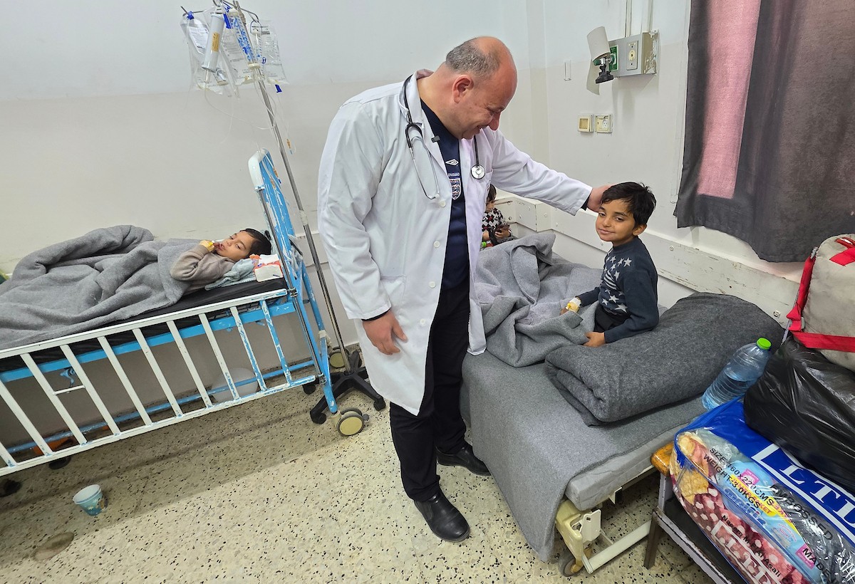 يتلقى أطفال مصابون بالتهاب السحايا العلاج في مستشفى ناصر بخان يونس، وسط تحذيرات طبية من تفشٍّ مقلق للمرض داخل خيام النازحين، 30 يناير/كانون الثاني 2026. تصوير: طارق محمد