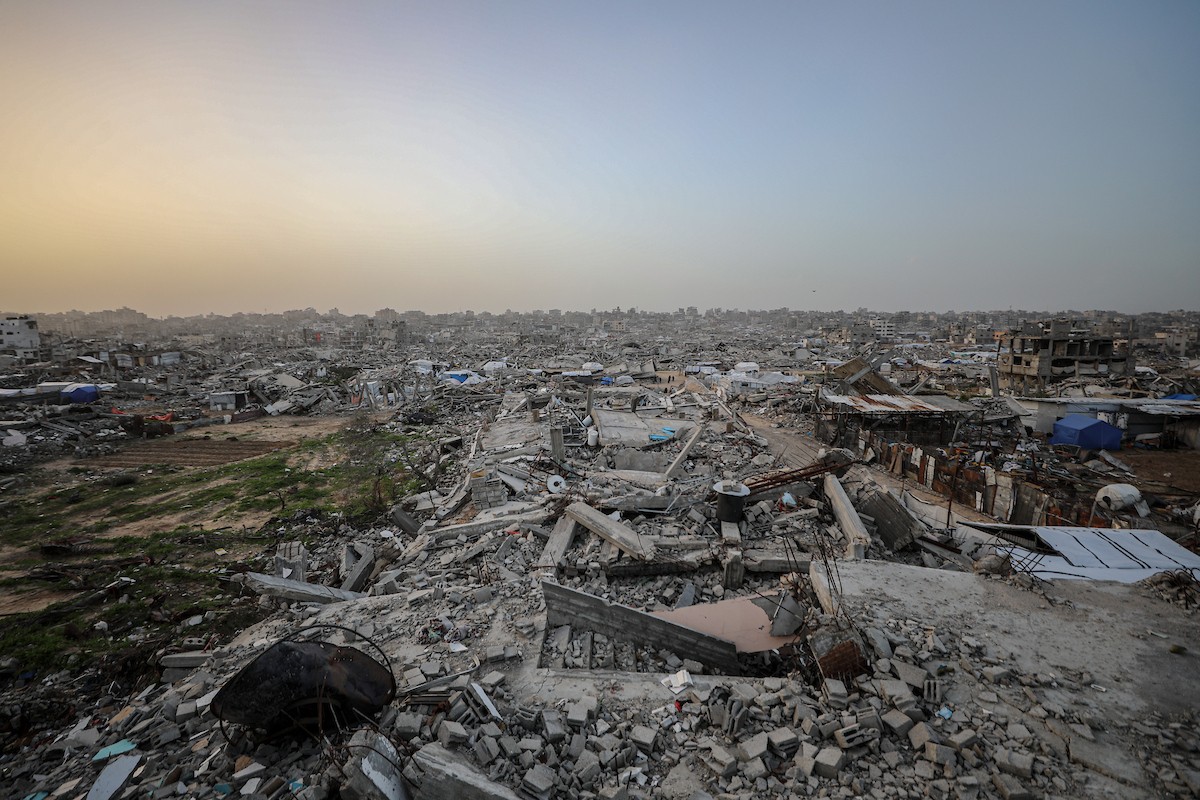 يُكافح الفلسطينيون النازحون لمواصلة حياتهم اليومية وسط الأنقاض التي خلّفتها الهجمات الإسرائيلية في جباليا، شمال قطاع غزة، في 12 يناير/كانون الثاني 2026. صورة: عمر أشتوي