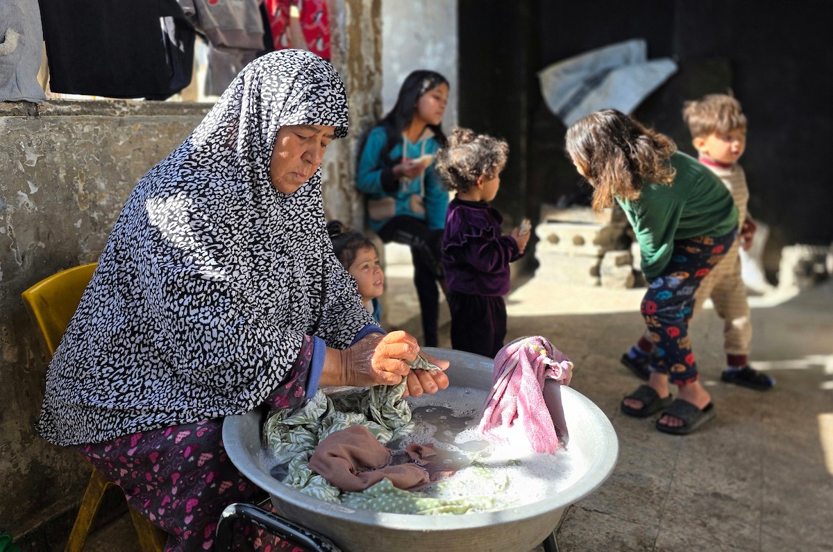 الرافعات الإسرائيلية تستهدف النازحين قرب مستشفى ناصر بخان يونس،1 يناير/كانون الثاني 2026. صورة: طارق محمد