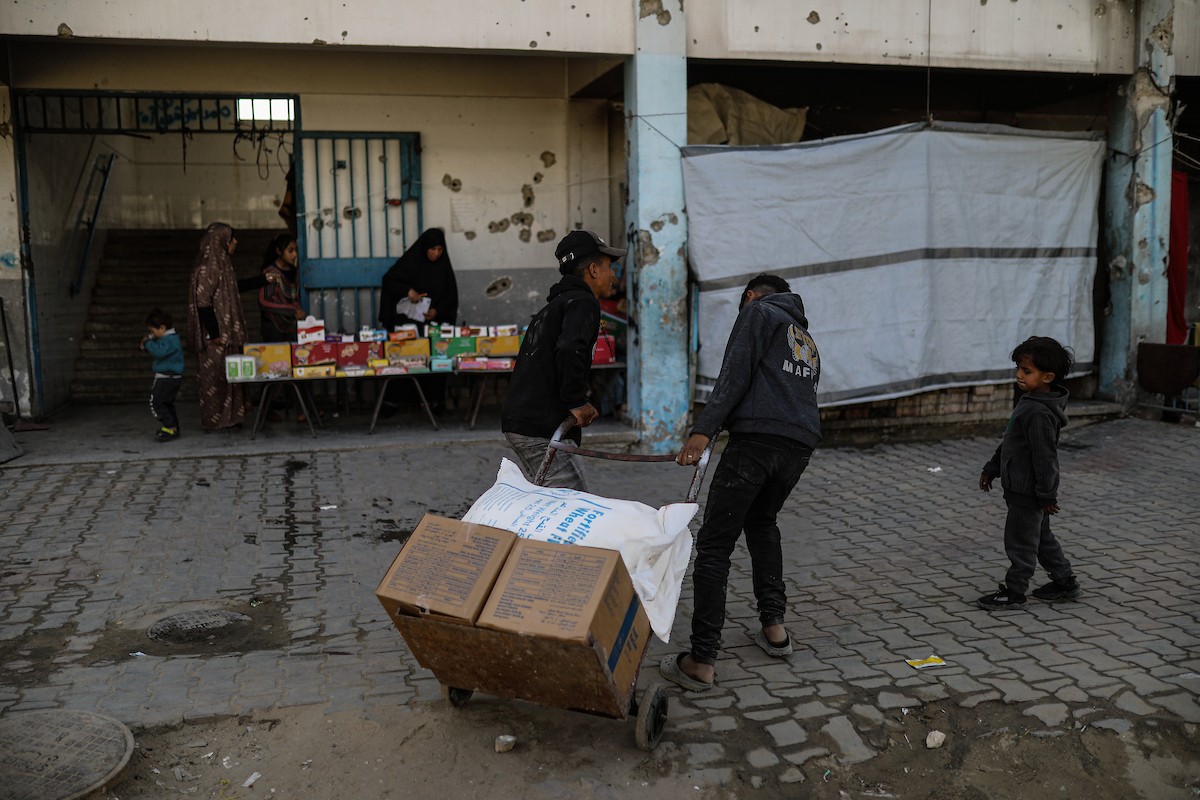 عائلات فلسطينية نزحت جراء الهجمات الإسرائيلية منذ 7 أكتوبر/تشرين الأول 2023، تأوي إلى مدرسة تابعة لوكالة الأونروا في حي تل الهوى بمدينة غزة. 26 يناير/كانون الثاني 2026، بعدسة عمر أشتوي