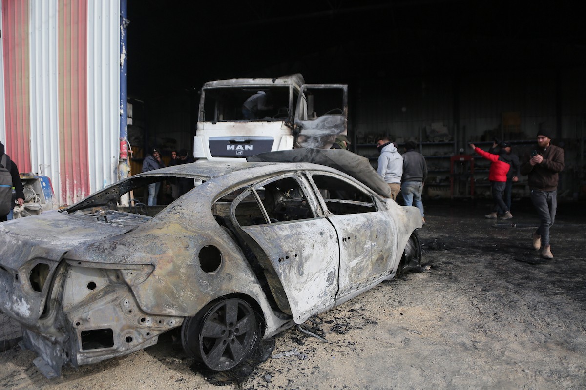 يتفقد الفلسطينيون الأضرار التي لحقت بمركباتهم وشاحناتهم وجرافاتهم بعد أن أضرم مستوطنون إسرائيليون النار فيها خلال هجوم شنوه على قرية عوريف، جنوب نابلس، في الضفة الغربية في 21 يناير/كانون الثاني 2026. صورة: محمد ناصر