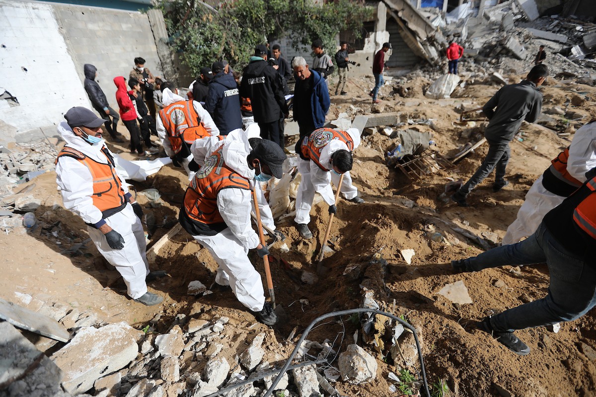 استخراج رفات 50 شهيدا دفنت خلال حرب الإبادة على قطاع غزة، من مقبرة مؤقتة في ساحات مسجد صلاح الدين بحي الزيتون، لنقلها إلى مقبرة دائمة في مدينة غزة، 25 يناير/كانون الثاني 2026. صورة: عمر أشتوي