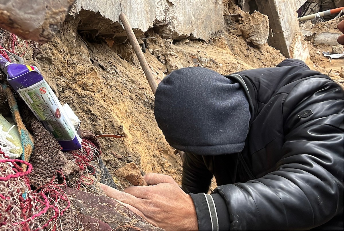 على مدى 160 يومًا، استخدم الفلسطيني اسماعيل ابو حماد، البالغ من العمر 45 عامًا، مجرفة وفأسًا ومنخلًا في محاولة للعثور على رفات عائلته بعد أن فقد زوجته وأطفاله الستة في هجوم إسرائيلي على حي الصبرة بمدينة غزة ، 19 يناير/كانون الثاني 2026. (صورة: مطر الزاق)