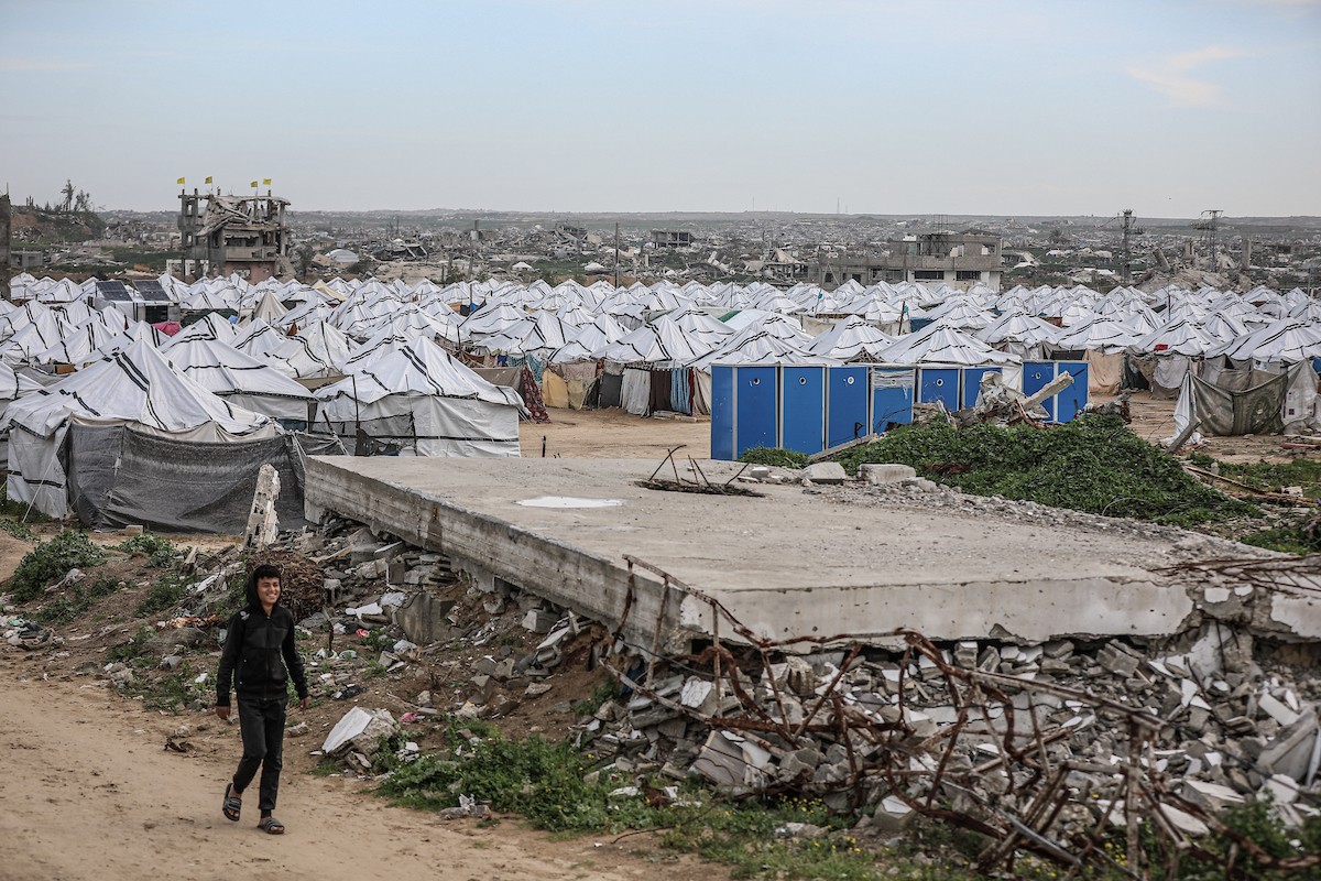 عائلات فلسطينية نازحة تكافح من أجل البقاء في ظروف قاسية بمخيم النصيرات للاجئين وسط قطاع غزة، 29 يناير/كانون الثاني 2026.صورة: رمزي أبو عامر