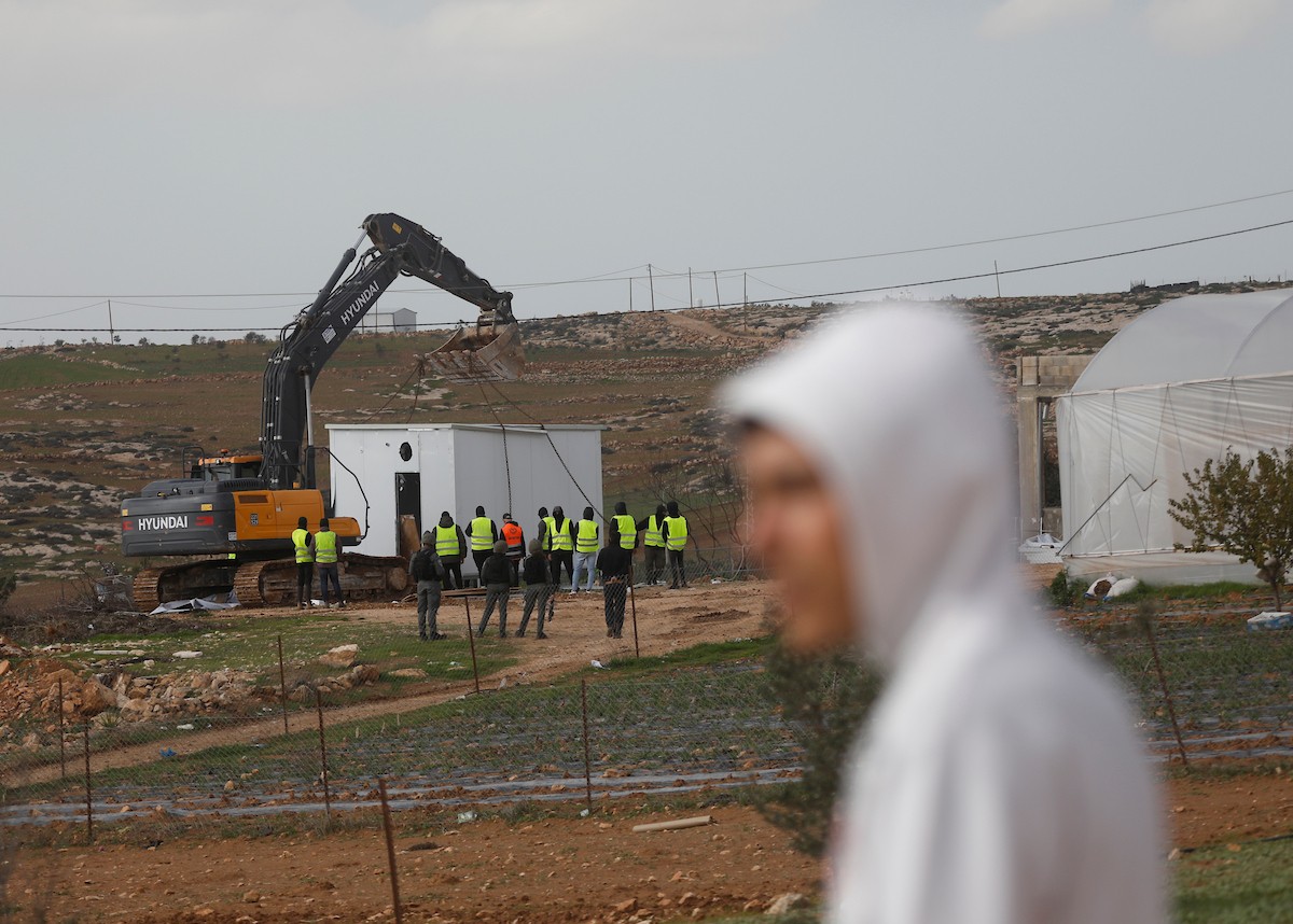 قوات إسرائيلية تهدم وتصادر عدد من المحلات التجارية المصنوعة من الكرفانات في السموع جنوب الخليل،31 ديسمبر/كانون الأول 2025. تصوير: مأمون وزواز