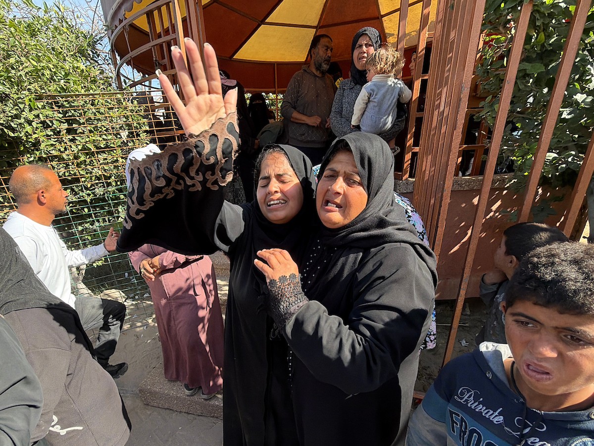 فلسطينيون يودعون جثمان أحمد بربخ، 32 عاماً، في مجمع ناصر الطبي بخان يونس، بعد أن استشهد برصاص القوات الإسرائيلية في وسط خان يونس، جنوب قطاع غزة. 29 يناير/كانون الثاني 2026. تصوير: محمد سلامة / (APA Images)