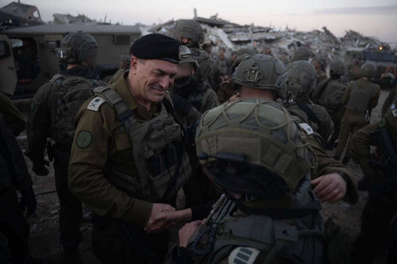 رئيس الأركان الإسرائيلي ايال زمير وقائد المنطقة الجنوبية اللواء يانيف عاسور وقادة الفرق  يؤدون التحية العسكرية للمساعد ران غفيلي  12.jpg