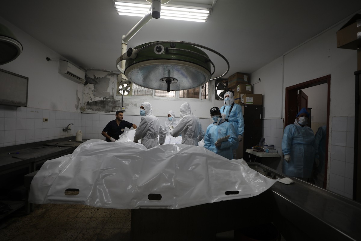 تُجري إدارة الطب الشرعي والأدلة الجنائية بوزارة العدل فحوصاتٍ لخمس عشرة جثة فلسطينية بمستشفى الشفاء في مدينة غزة، لمحاولة التعرف عليها، 30 يناير/كانون الثاني 2026. صورة: عمر أشتوي