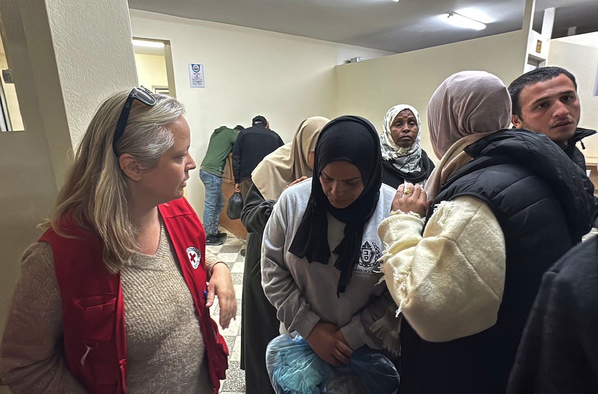 نُقل اثنا عشر أسيرًا فلسطينيًا، بينهم امرأة، أفرجت عنهم القوات الإسرائيلية، إلى مستشفى شهداء الأقصى في دير البلح، وسط قطاع غزة، في 11 يناير/كانون الثاني 2026، في مركبات تابعة للجنة الدولية للصليب الأحمر. (صورة: أحمد إبراهيم)