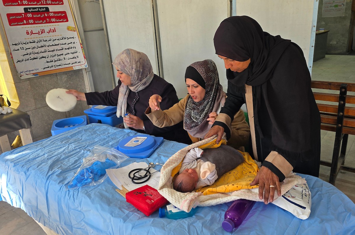 يتلقى الأطفال (دون سن الثالثة) التطعيمات في مستشفى ناصر بخان يونس جنوب قطاع غزة، 18 يناير/كانون الثاني 2026.تصوير: طارق محمد