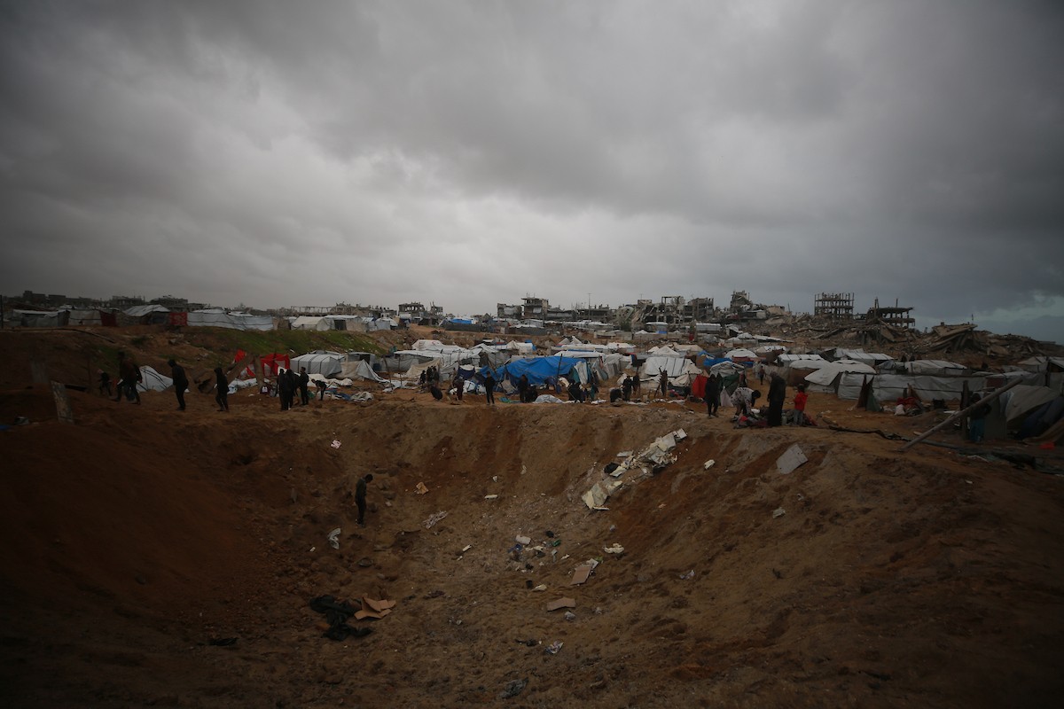 يحاول فلسطينيون استعادة ممتلكاتهم من موقع غارة جوية إسرائيلية استهدفت خيامًا في مدينة غزة ليلة أمس، 9 يناير/كانون الثاني 2026. صورة: عمر أشتوي