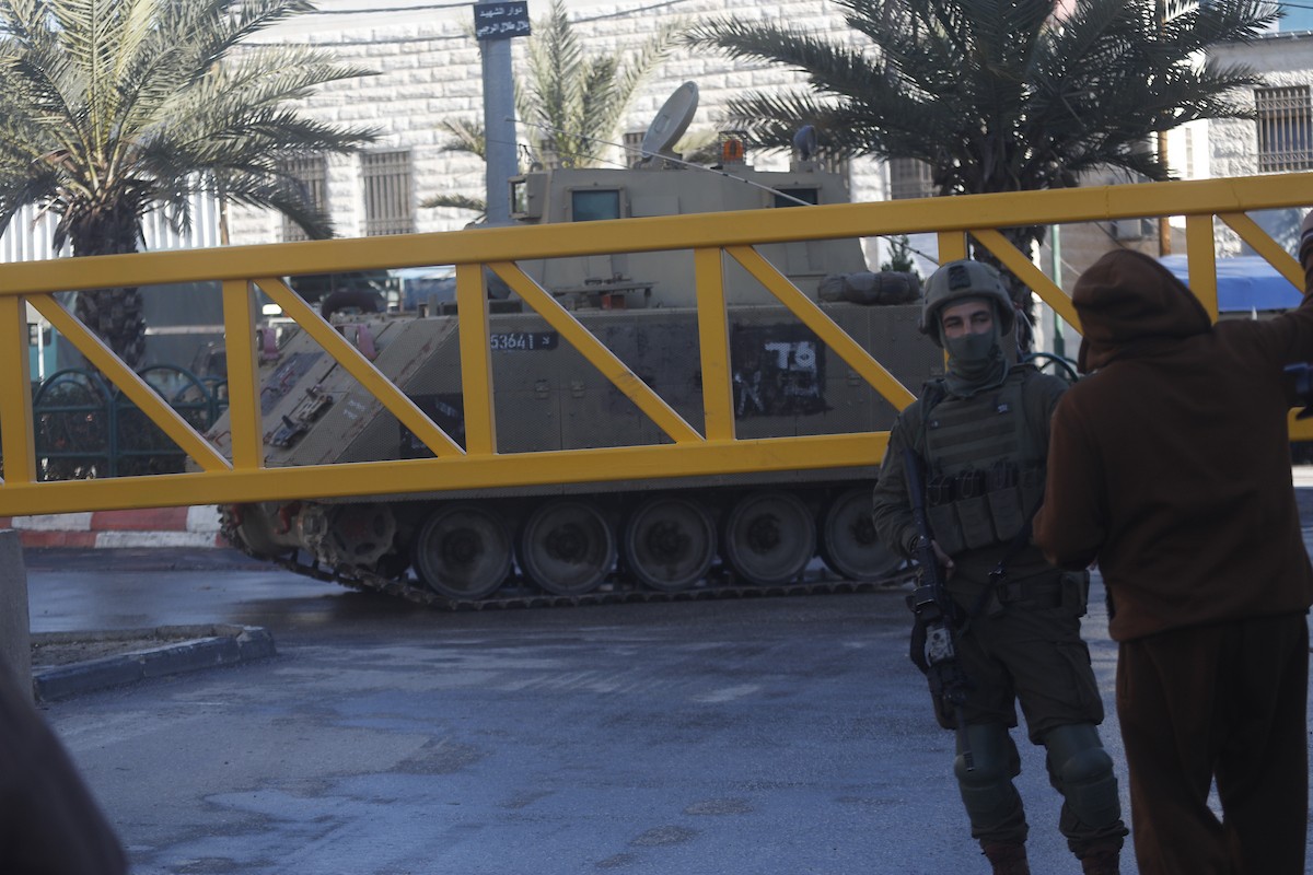 الجيش الإسرائيلي يشن عملية عسكرية واسعة النطاق في الخليل، جنوب الضفة الغربية، 19 يناير/كانون الثاني 2026. صورة: مأمون وزواز