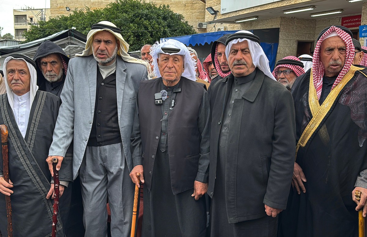  التجمع الوطني للقبائل والعشائر والعائلات الفلسطينية ينظم وقفة  في دير البلح دعمًا للجنة الوطنية الفلسطينية لإدارة قطاع غزة، ١٨ يناير/كانون ثاني ٢٠٢٦. صورة: أحمد إبراهيم