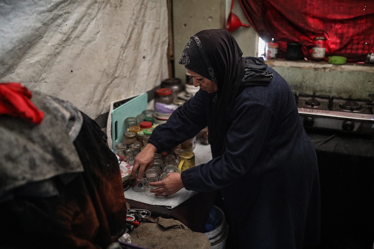 عائلات فلسطينية نزحت جراء الهجمات الإسرائيلية منذ 7 أكتوبر/تشرين الأول 2023، تأوي إلى مدرسة تابعة لوكالة الأونروا في حي تل الهوى بمدينة غزة. 26 يناير/كانون الثاني 2026، بعدسة عمر أشتوي