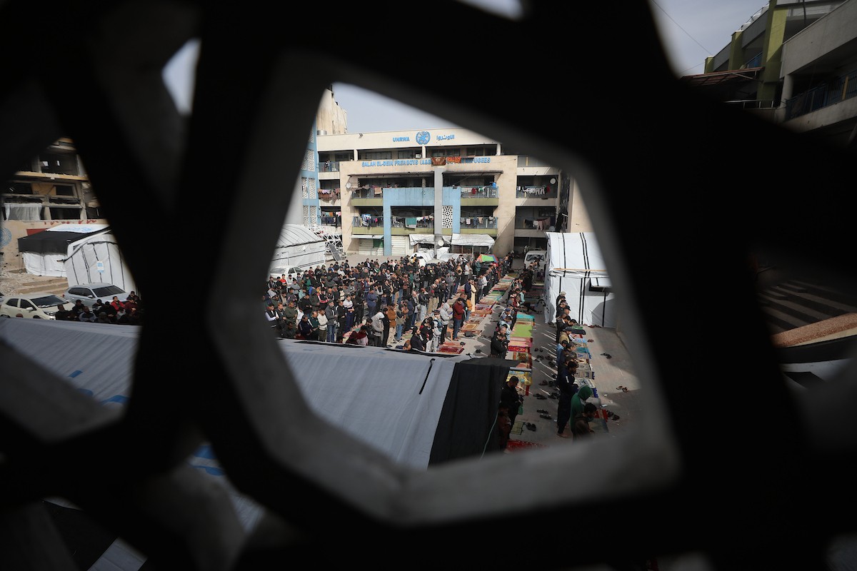 يؤدي الفلسطينيون صلاة الجمعة داخل مدرسة تابعة لوكالة الأونروا، حُوِّلت إلى ملجأ بعد نزوح عائلات منها جراء الهجمات الإسرائيلية منذ 7 أكتوبر/تشرين الأول 2023، في مدينة غزة. 30 يناير/كانون الثاني 2026. صورة: عمر أشتوي