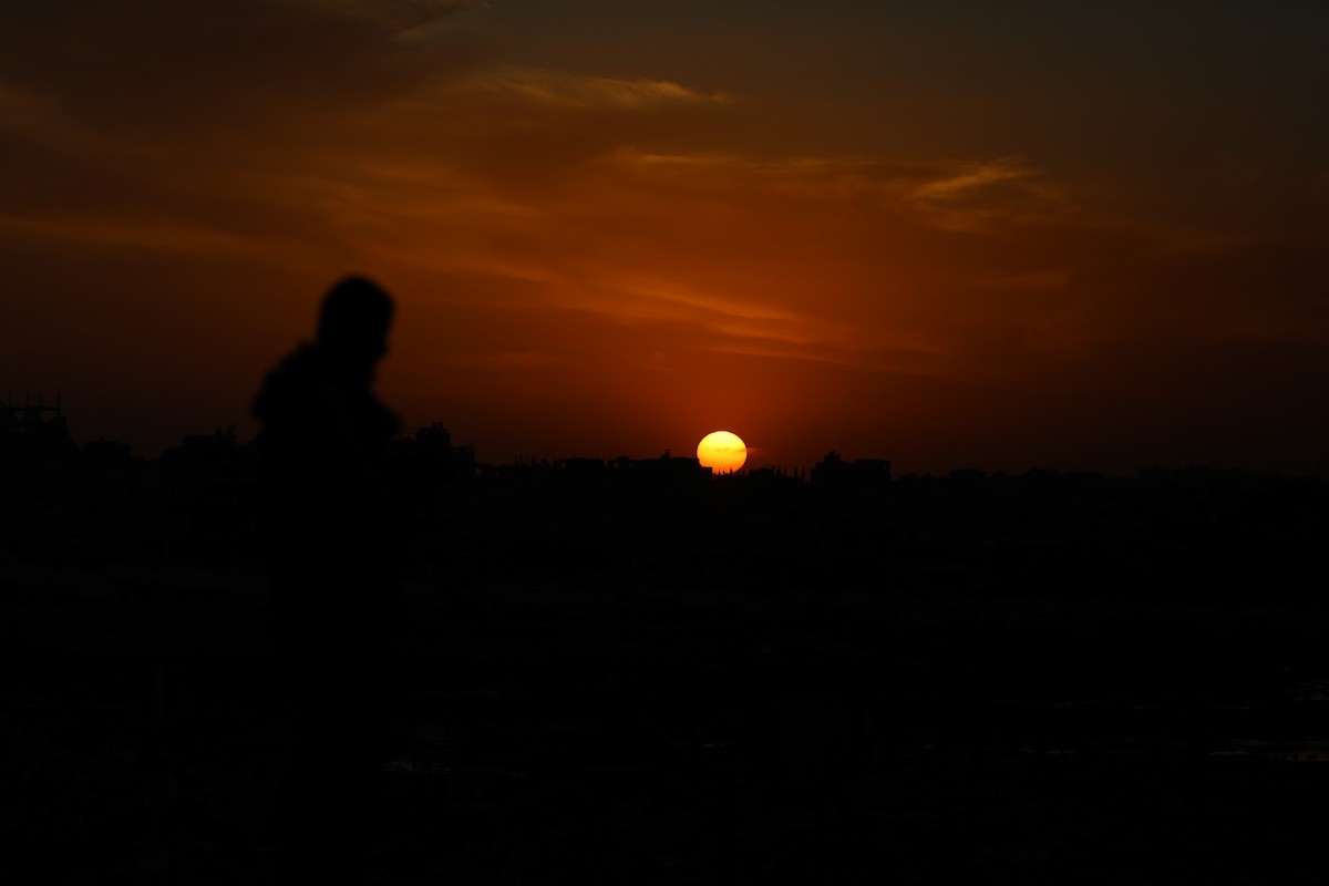 يمارس الفلسطينيون النازحون حياتهم اليومية في مخيم النصيرات بوسط قطاع غزة، في آخر يوم من عام 2025، في 31 ديسمبر/كانون الأول 2025، وسط ظروف إنسانية صعبة فرضها استمرار النزوح ونقص الاحتياجات الأساسية. صورة: رمزي أبو عامر